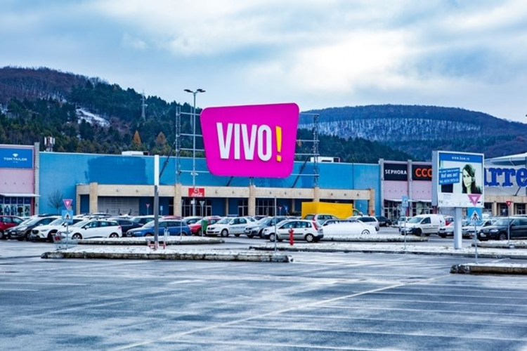 Studente din Cluj furau produse din VIVO, folosind metoda ”furculiţa”, pentru a rupe anti-furtul. Ce pedeapsă au primit   