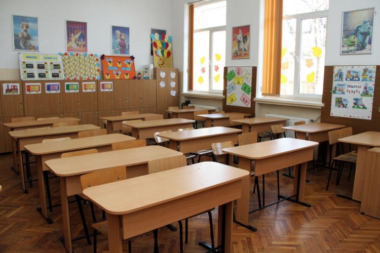O elevă din clasa pregătitoare a sărit pe geam, după ce învățătoarea a uitat de ea și a încuiat-o în clasă