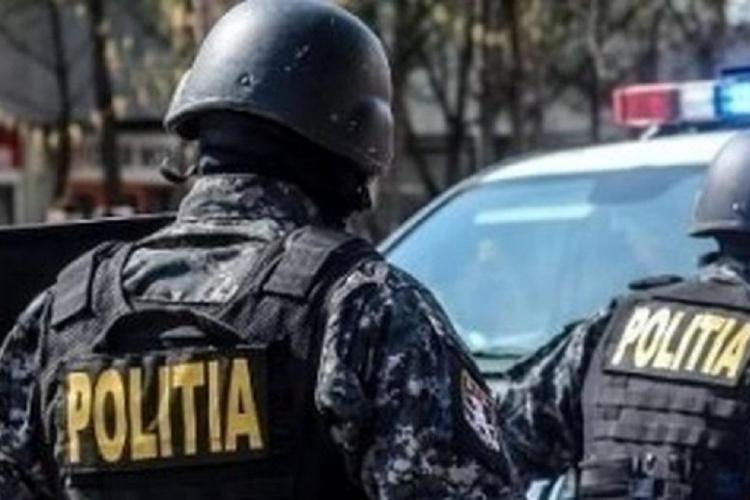 Descinderi masive în Mureș. Mascații efectuează percheziții la mai multe persoane acuzate de proxenetism