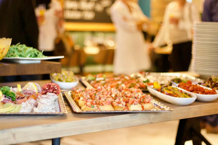 Tot mai mulți români apelează la firmele de catering pentru masa de Crăciun. La Cluj, prețul unui pachet poate ajunge și la 1000 de lei