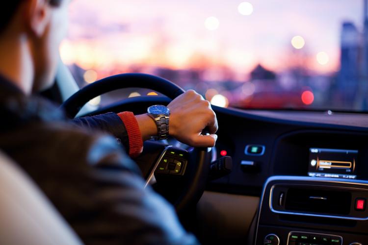 Un șofer de Uber român se laudă pe TikTok cu câți bani câștigă în Spania - VIDEO