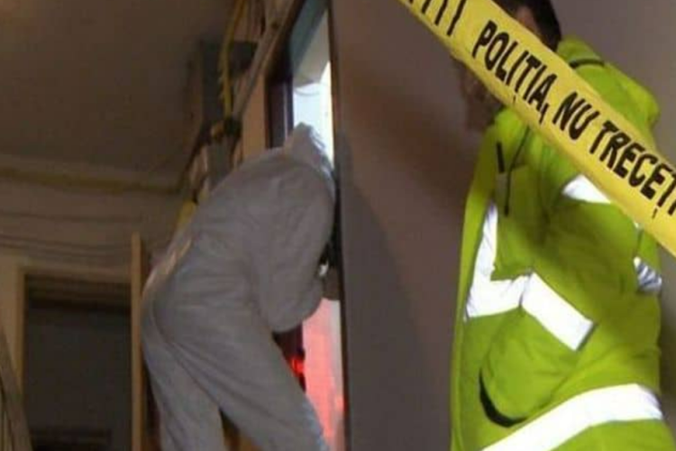 Un tânăr a fost găsit fără suflare, cu urme de violență pe corp, într-un apartament din Cluj-Napoca. Poliția a deschis dosar penal