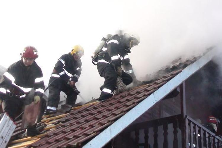 Cluj - Incendiu în Dej! Pompierii au intervenit de urgență. Totul a pornit de la hornul casei 