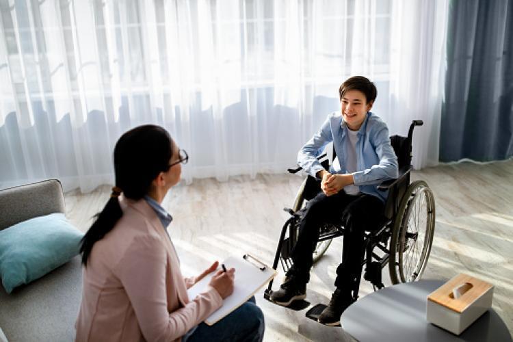 Persoanele cu dizabilități ar putea scăpa de drumurile batjocoritoare pe la instituții. Clujeanul Mircea Abrudean: „Toți românii merită o viață demnă”
