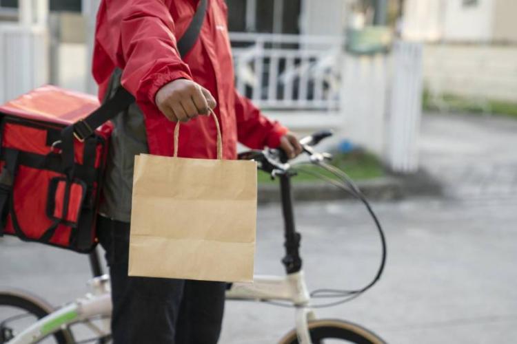 Cluj: Doi livratori pakistanezi au muncit ca sclavii timp de 4 luni! Au fost forțați să muncească fără salariu și aruncați în stradă când și-au cerut banii