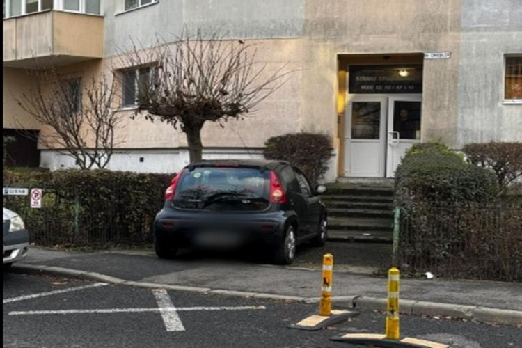 Accesul în bloc a devenit „un lux” în Cluj-Napoca! Unii șoferi blochează cu săptămânile intrarea în fața scării: „Parchează ca niște nesimțiți” 