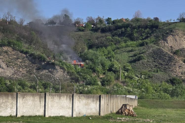 Cluj: Incendiu într-o zonă greu accesibilă! O cabană a fost cuprinsă de flăcări. Intervin pompierii cu 3 autospeciale FOTO VIDEO