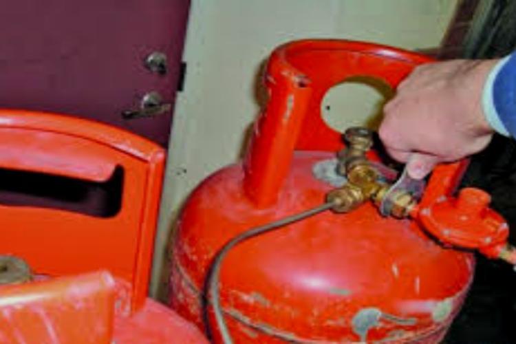 Bunicuță de 85 de ani, preluată de SMURD după ce a verificat o butelie cu BRICHETA! Femeia a suferit arsuri de gradul I și II 