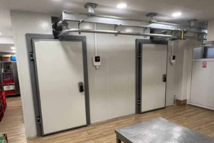 Bărbat din Cluj, în stare gravă după ce a fost găsit inconștient în camera frigorifică a unui restaurant! A fost transportat de urgență la spital