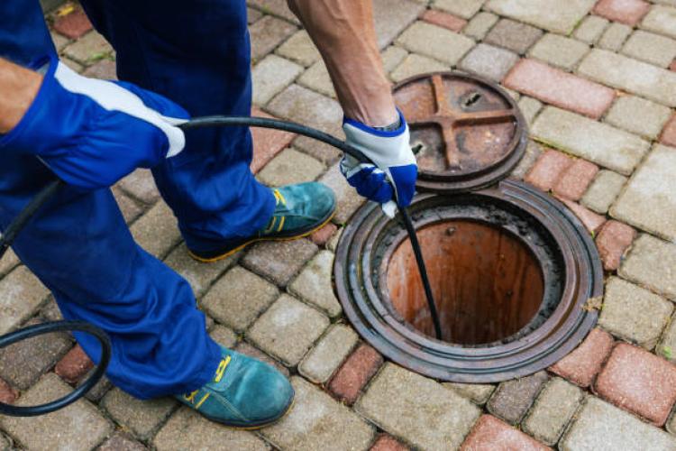 Dezastru în canalizarea din Cluj: „Aruncă aproape tot la wc ca și cum ar fi pubelă.” Ce au găsit muncitorii? FOTO care scoate la lumină nepăsarea 