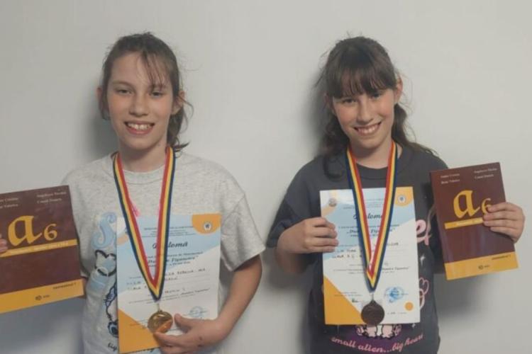 Rebecca și Sara, gemenele de aur ale Clujului. Au reușit o performanță nemaivăzută la un prestigios concurs de matematică