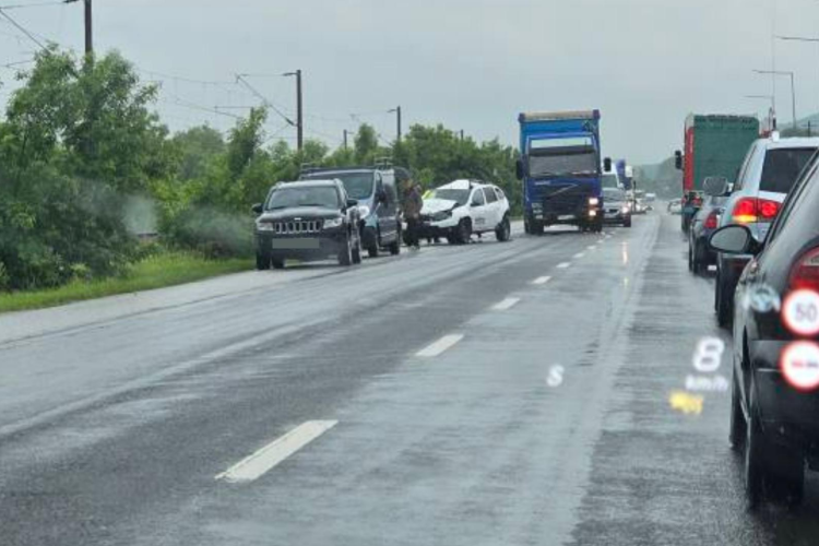 Cum s-a produs accidentul în lanț care a blocat intrarea în Dej, în care patru mașini  au fost distruse: Șoferul camionului nu a păstrat distanța FOTO