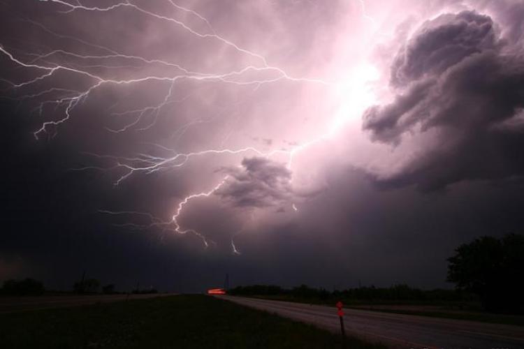 Clujul va fi „măturat” de ploi torențiale, rafale de vânt și grindină! Meteorologii au extins CODUL GALBEN de vreme rea 
