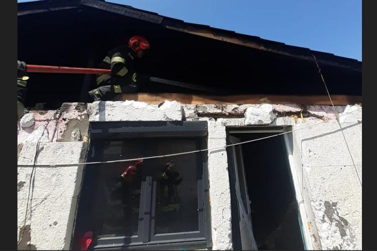 Cluj: Trei locuințe incendiate din cauza focului nesupravehgheat dintr-o sobă de gătit FOTO