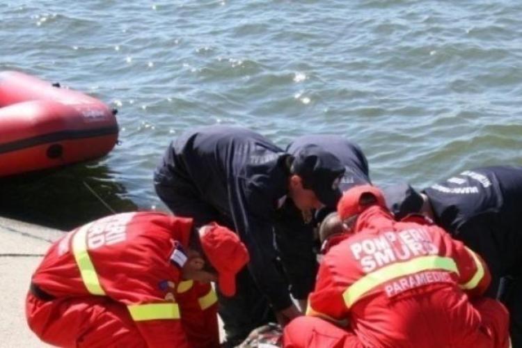 Descoperire șocantă! Trupul neînsuflețit al unei persoane a fost descoperit în albia unui râu. Polițiștii au deschis o anchetă 