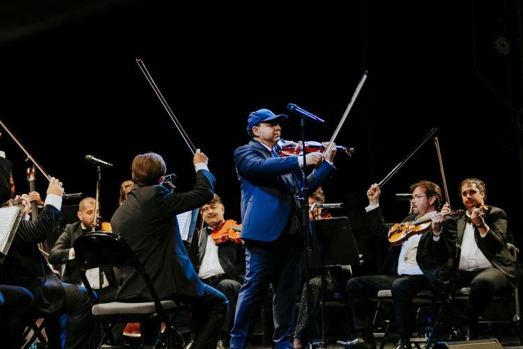 Un artist faimos a cântat la Cluj-Napoca pentru oamenii necăjiți din Praid. „S-au strâns 37.000 de lei din încasări, banii vor fi donați”