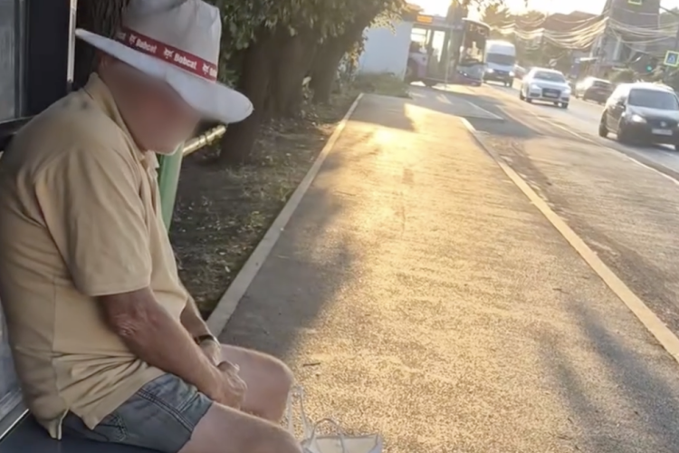 Imagini revoltătoare în Cluj: Un bărbat, filmat în plină zi în timp ce se autosatisface lângă o tânără într-o stație de autobuz VIDEO